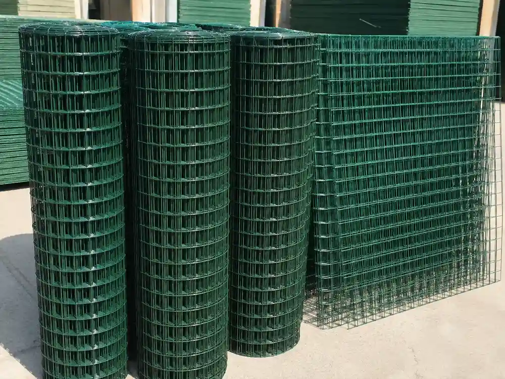 مواصفات شبك حديد ملبس بلاستيك PVC واستخداماته